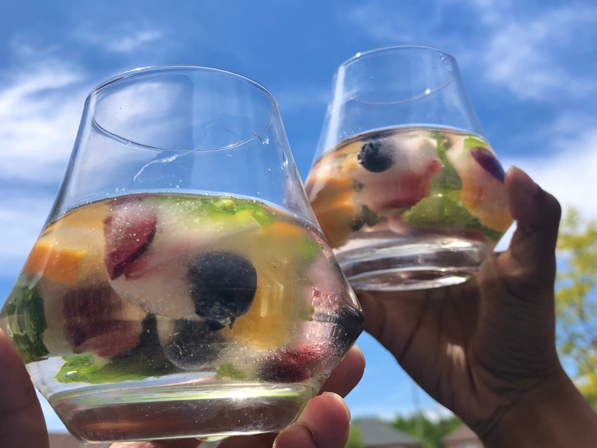 THE PERFECT WAY TO ELEVATE YOUR SUMMERTIME DRINKS – FRUIT ICE CUBES!